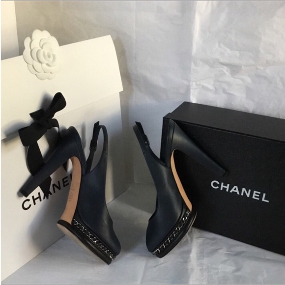 CHANEL - Picture 6 of 16